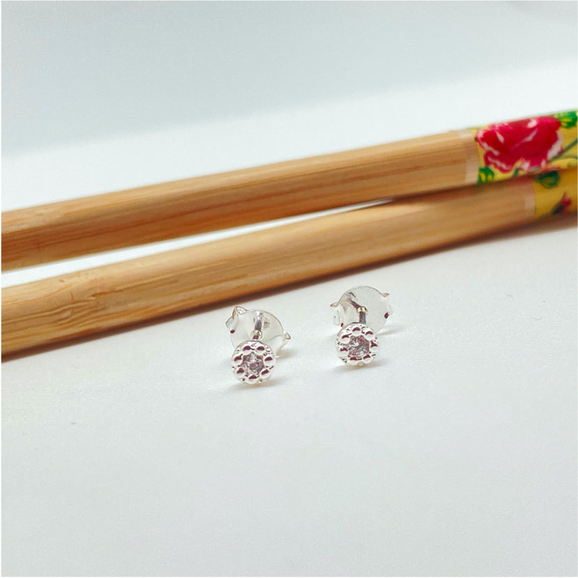 XP257 Aro Punto de Luz Mini Flor Circón Cristal Diá. 4 mm Espesor 2 mm Aro Baño Plata Aros Bañados hecho de Bronce Bañado en Plata 50 ml Joyas Bañadas en Plata