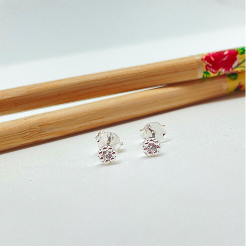XP257 Aro Punto de Luz Mini Flor Circón Cristal Diá. 4 mm Espesor 2 mm Aro Baño Plata Aros Bañados hecho de Bronce Bañado en Plata 50 ml Joyas Bañadas en Plata