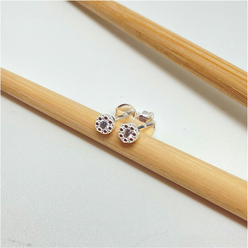 XP257 Aro Punto de Luz Mini Flor Circón Cristal Diá. 4 mm Espesor 2 mm Aro Baño Plata Aros Bañados hecho de Bronce Bañado en Plata 50 ml Joyas Bañadas en Plata