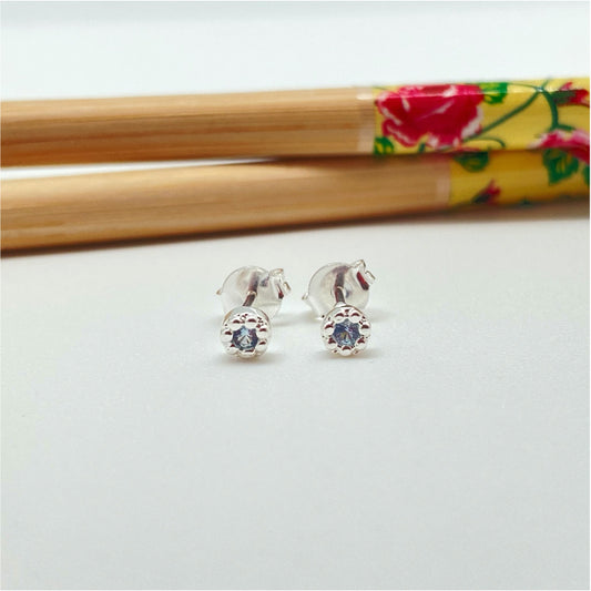 XP258 Aro Punto de Luz Mini Flor Circón Aguamarina Diá. 4 mm Espesor 2 mm Aro Baño Plata Aros Bañados hecho de Bronce Bañado en Plata 50 ml Joyas Bañadas en Plata