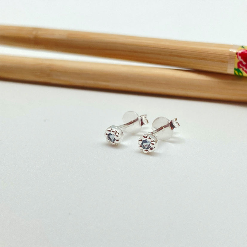 XP258 Aro Punto de Luz Mini Flor Circón Aguamarina Diá. 4 mm Espesor 2 mm Aro Baño Plata Aros Bañados hecho de Bronce Bañado en Plata 50 ml Joyas Bañadas en Plata