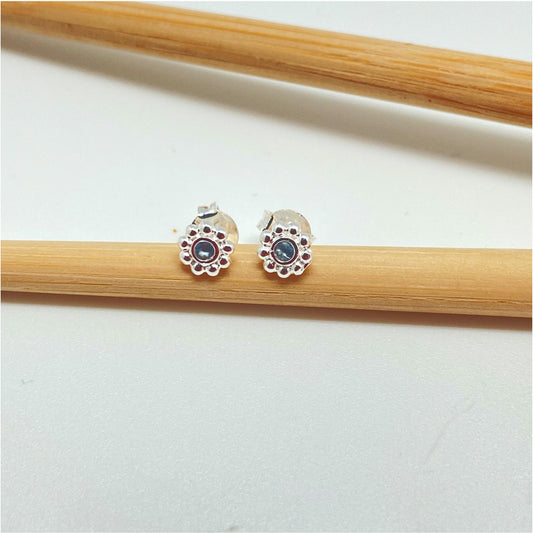 XP264 Aro Punto de Luz borde con mini Bolitas Circón Aguamarina Diá. 5 mm Aro Baño Plata Aros Bañados hecho de Bronce Bañado en Plata 50 ml Joyas Bañadas en Plata
