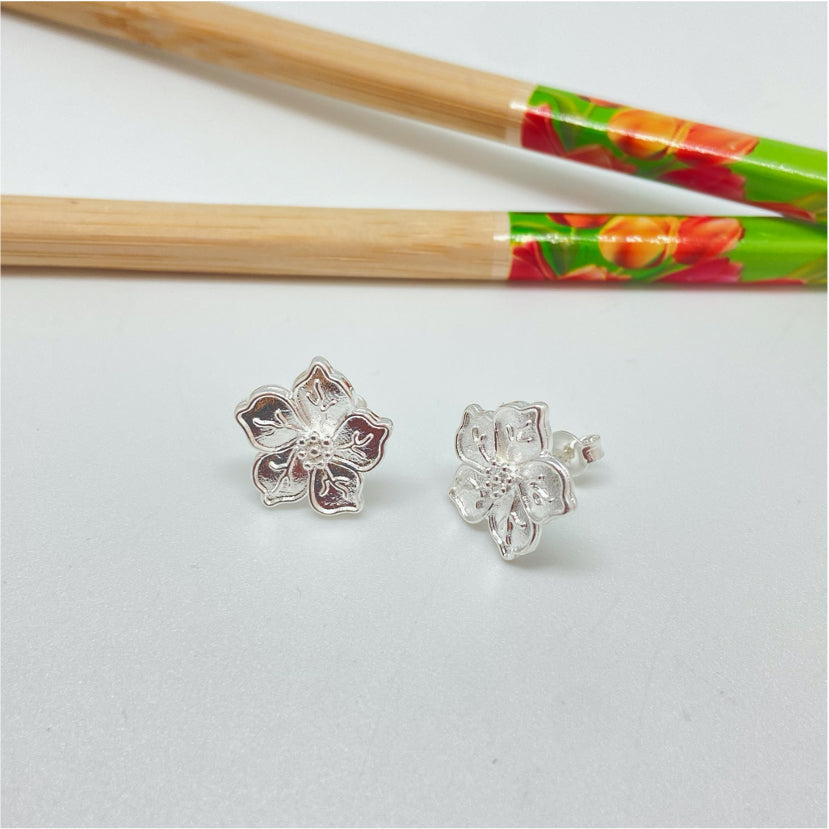 XP270 Aro Flor 5 Pétalos con borde 16 mm Aro Baño Plata Aros Bañados hecho de Bronce Bañado en Plata 50 ml Joyas Bañadas en Plata