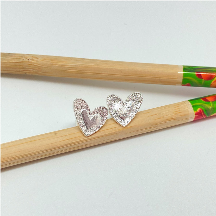XP272 Aro Corazón con corazón en relieve 10x12 mm Aro Baño Plata Aros Bañados hecho de Bronce Bañado en Plata 50 ml Joyas Bañadas en Plata