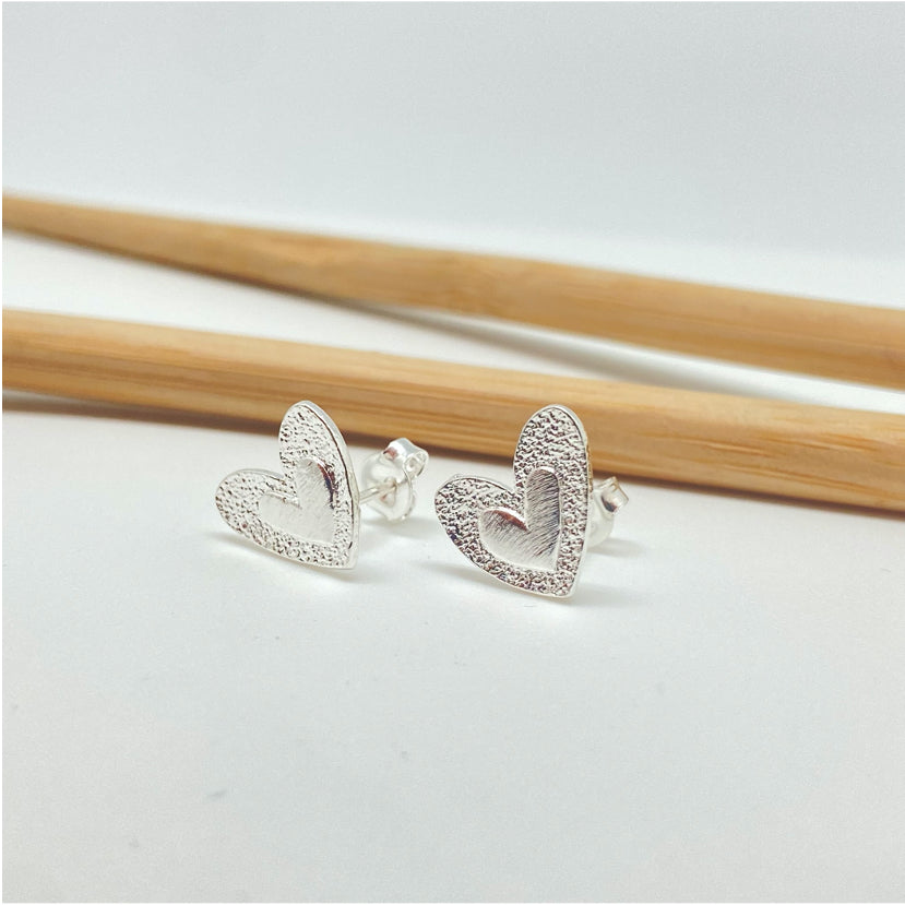 XP272 Aro Corazón con corazón en relieve 10x12 mm Aro Baño Plata Aros Bañados hecho de Bronce Bañado en Plata 50 ml Joyas Bañadas en Plata