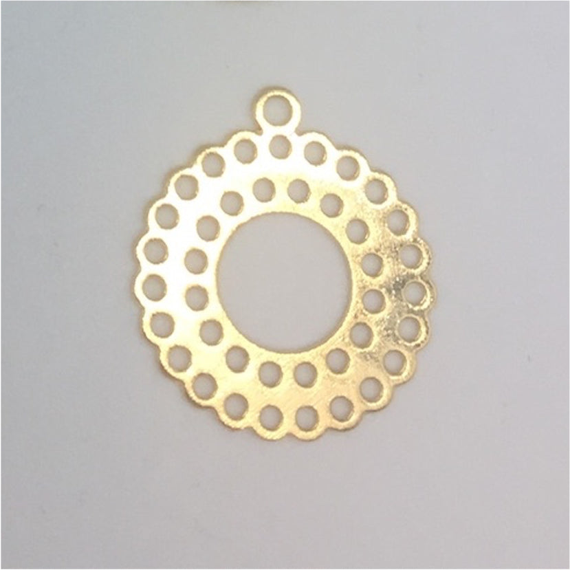 FO174 Figura Calada Con Argollita 20 mm Figura Baño Oro Figuras Bañadas en Oro y Plata hecho de Bronce Bañado en Oro 18K