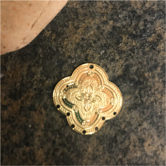 FO256 Figura Estampada en Relieve 22 mm 7 perforaciones inferiores Figura Baño Oro Figuras Bañadas en Oro y Plata hecho de Bronce Bañado en Oro 18K