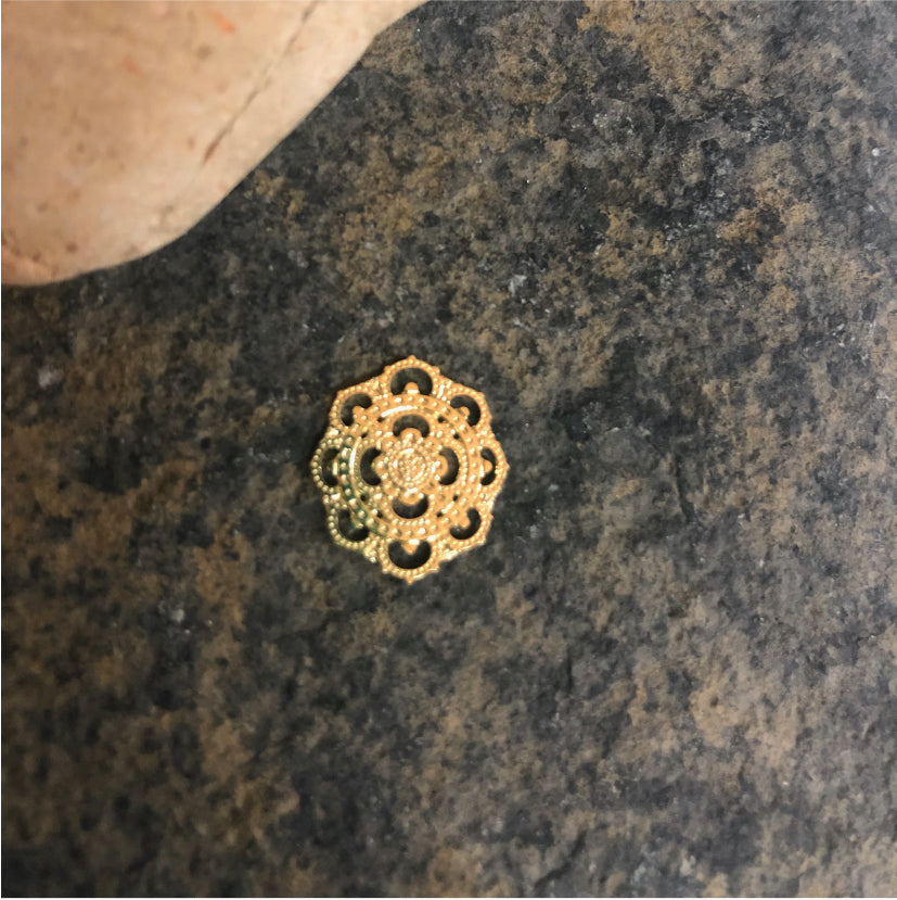 FO281 Figura Calada Flor 16 mm Colgante o Conector Figura Baño Oro Figuras Bañadas en Oro y Plata hecho de Bronce Bañado en Oro 18K