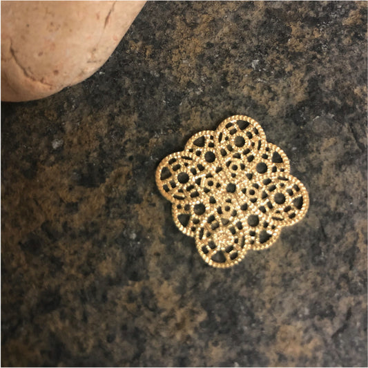 FO306 Figura Calada mándala tipo Rombo 22 mm Colgante o Conector Figura Baño Oro Figuras Bañadas en Oro y Plata hecho de Bronce Bañado en Oro 18K