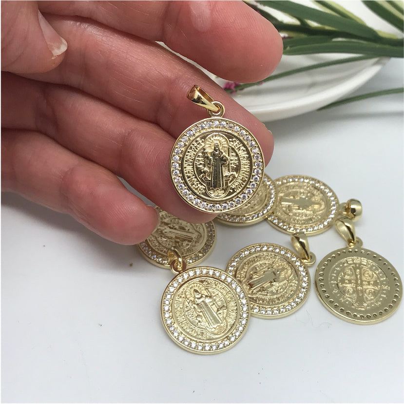 FO432 Colgante San Benito Circones M 18 mm Figura Baño Oro Figuras Bañadas en Oro y Plata hecho de Bronce Bañado en Oro 18K