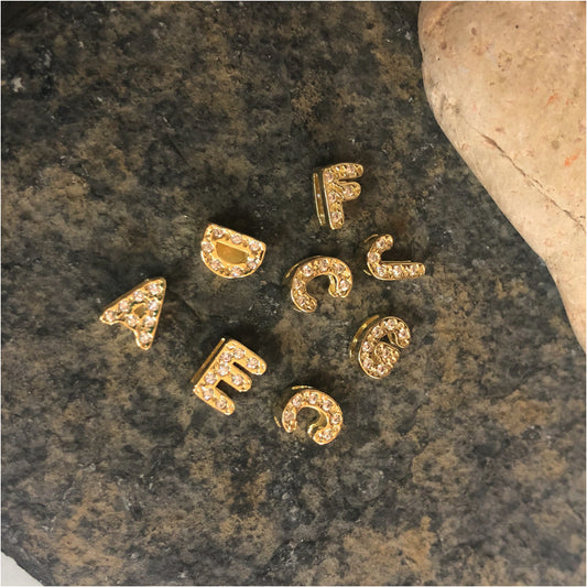 FO54 Mini Letras con circones para pasar 7 mm Figura Baño Oro Figuras Bañadas en Oro y Plata hecho de Bronce Bañado en Oro 18K
