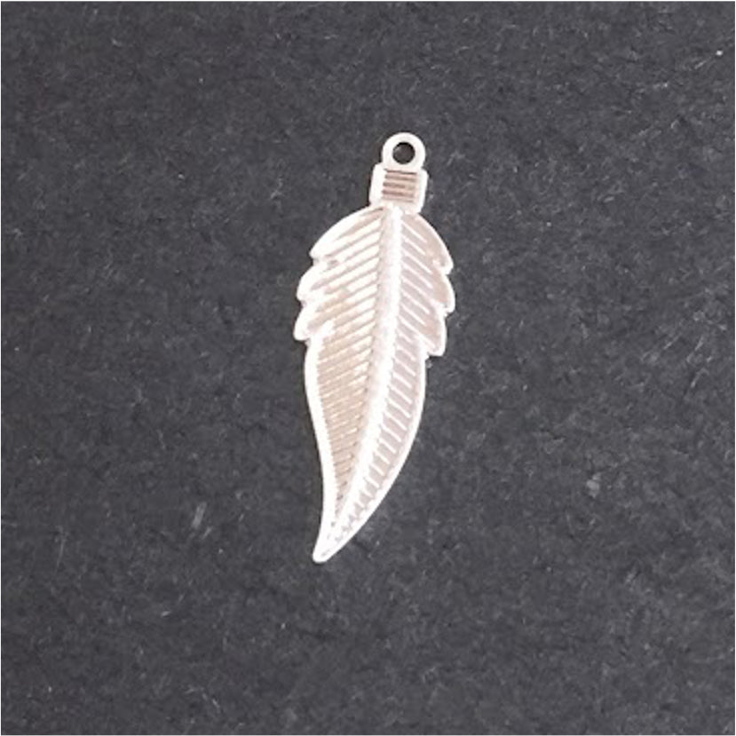 FP73 Figura Estampada Pluma 22x8 mm Figura Baño Plata Figuras Bañadas en Oro y Plata hecho de Bronce Bañado en Plata 50 ml