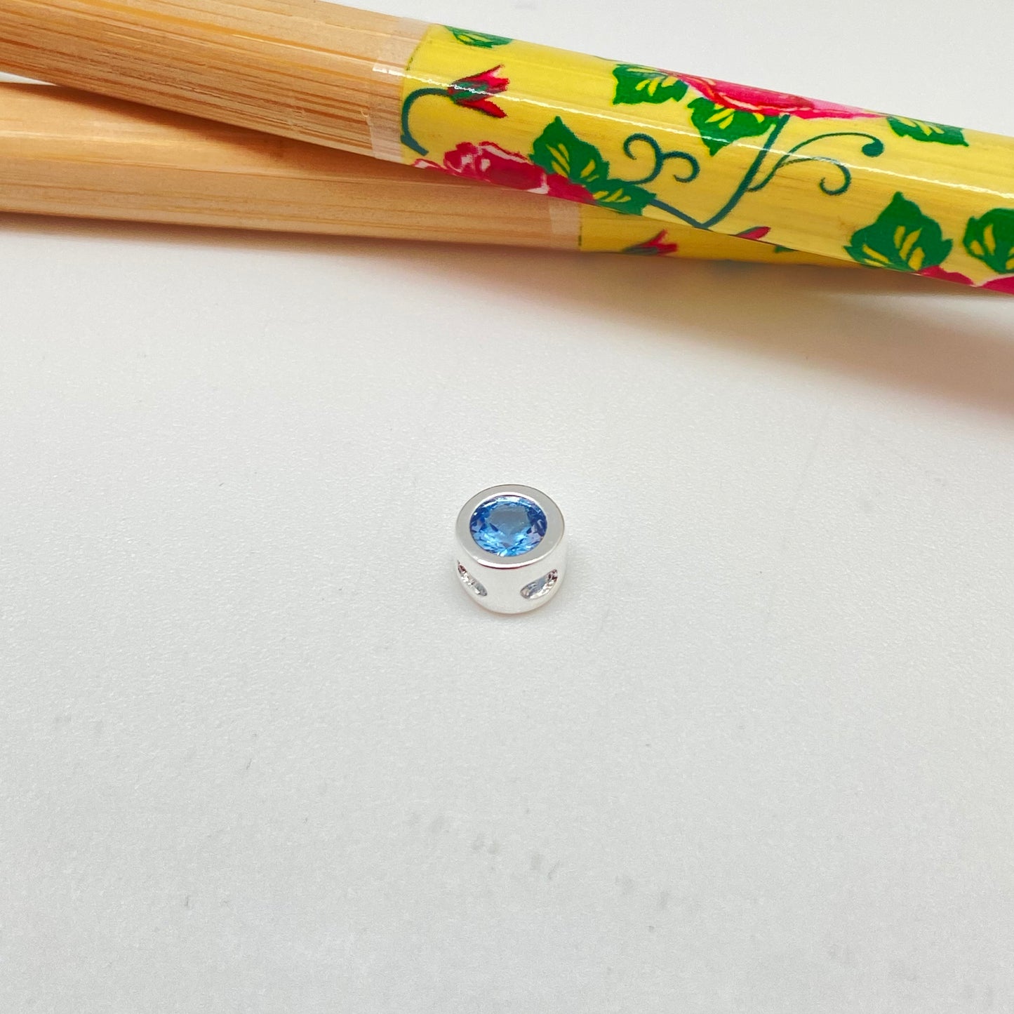 FP967 Colgante Punto de Luz 6 mm para pasar Circón Agua Marina Figura Baño Plata
