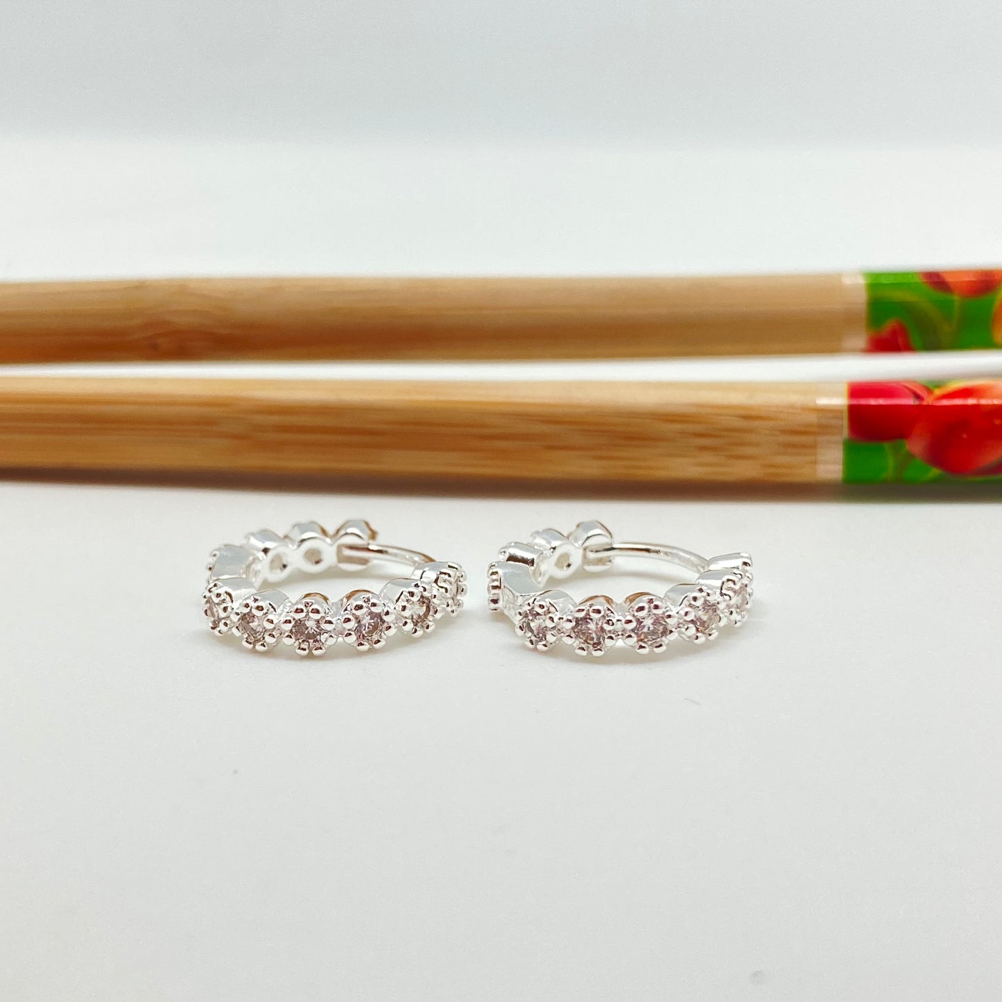 XP249 Aro Argolla de Presión 6 Circones Circón Cristal y 4 Mini Flores posteriores  Bordes Rutilados diá. 15 mm Ancho 3 mm Aro Baño Plata