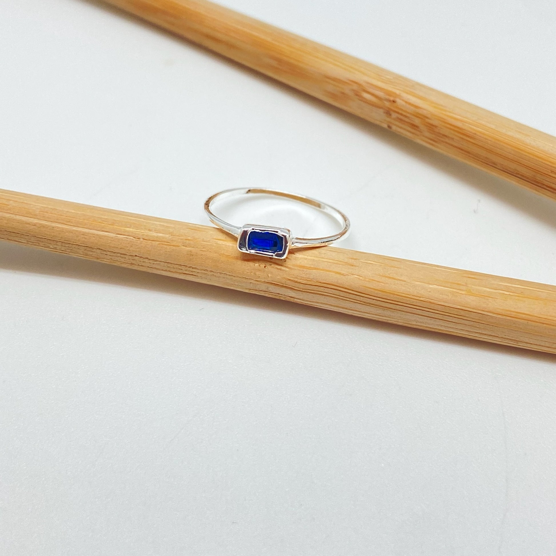 WP57 Anillo 1 circon zafiro baguette 4x2 mm argolla 1 mm espesor Anillo Baño Plata Anillos Bañados hecho de Bronce Bañado en Plata 50 ml Joyas Bañadas en Plata