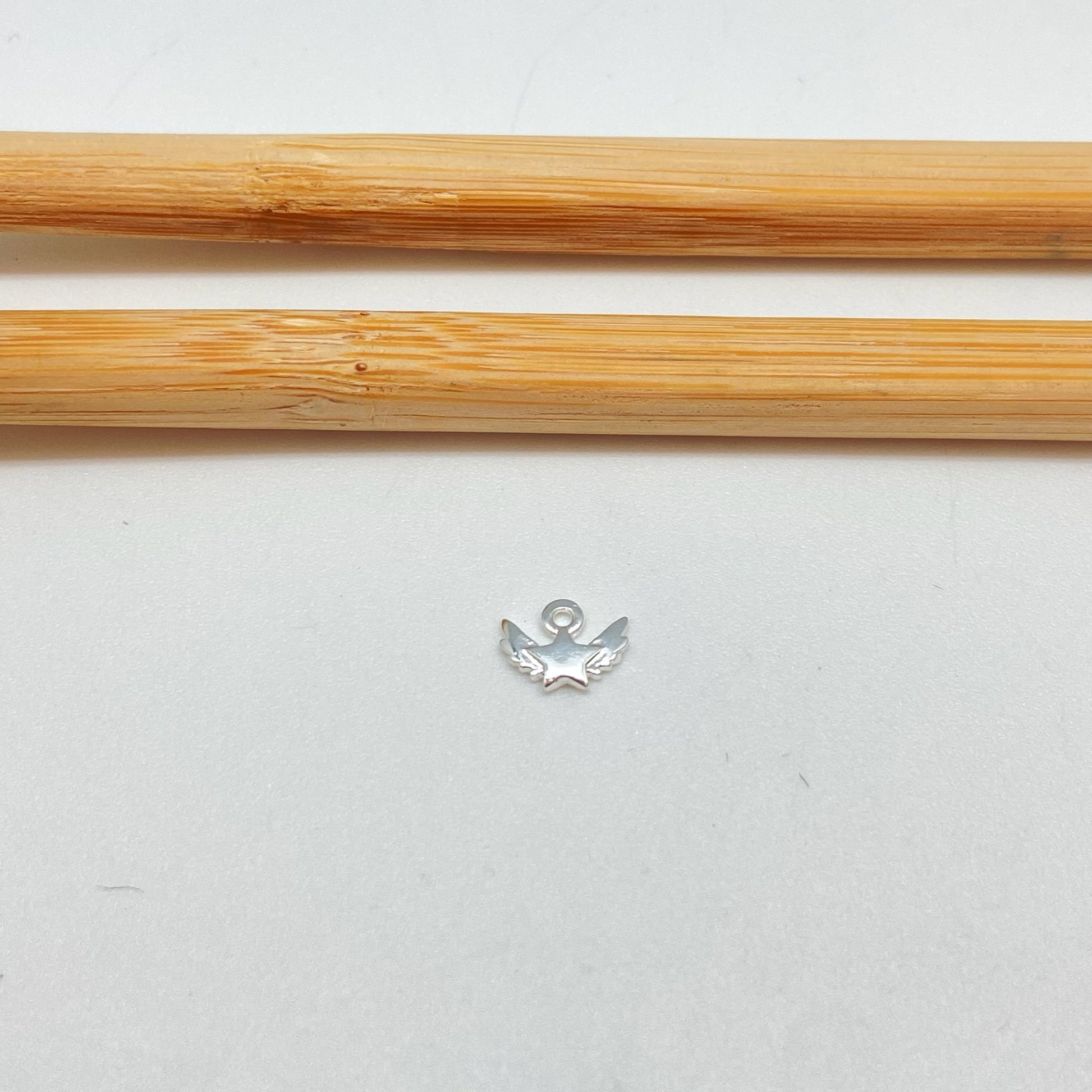 FP1020 Colgante mini estrella Alada 5 x 7 mm mas argollita Figura Baño Plata Figuras Bañadas hecho de Bronce Bañado en Plata 50 ml Joyas Bañadas en Plata