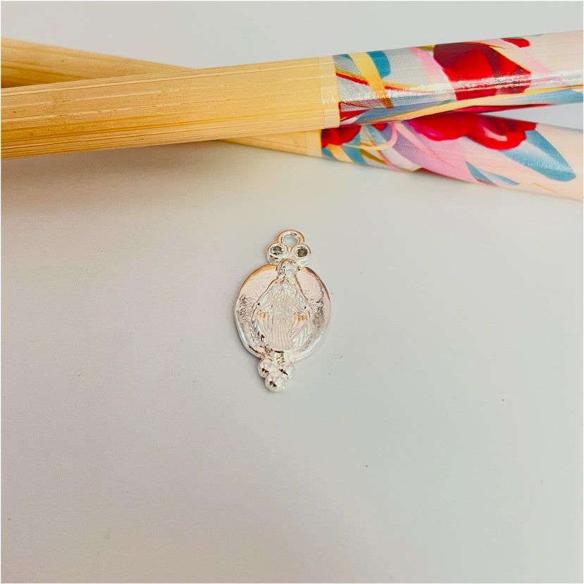 FP1006 Colgante Ovalado Virgen de los Rayos o de los Milagros 3 bolitas y 2 circones en parte superior 18 x 10 mm Figura Baño Plata Figuras Bañadas hecho de Bronce Bañado en Plata 50 ml Joyas Bañadas en Plata