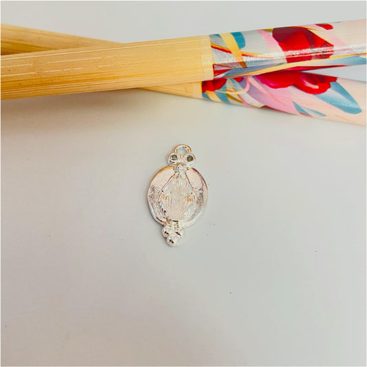 FP1006 Colgante Ovalado Virgen de los Rayos o de los Milagros 3 bolitas y 2 circones en parte superior 18 x 10 mm Figura Baño Plata Figuras Bañadas hecho de Bronce Bañado en Plata 50 ml Joyas Bañadas en Plata