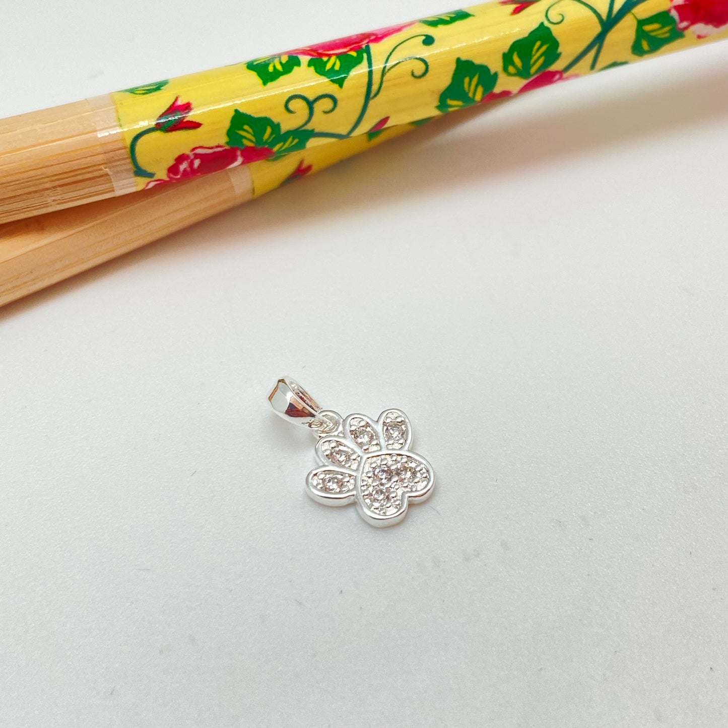FP968 Colgante Patita de Perro con circones 10x10 mm más Balier Figura Baño Plata