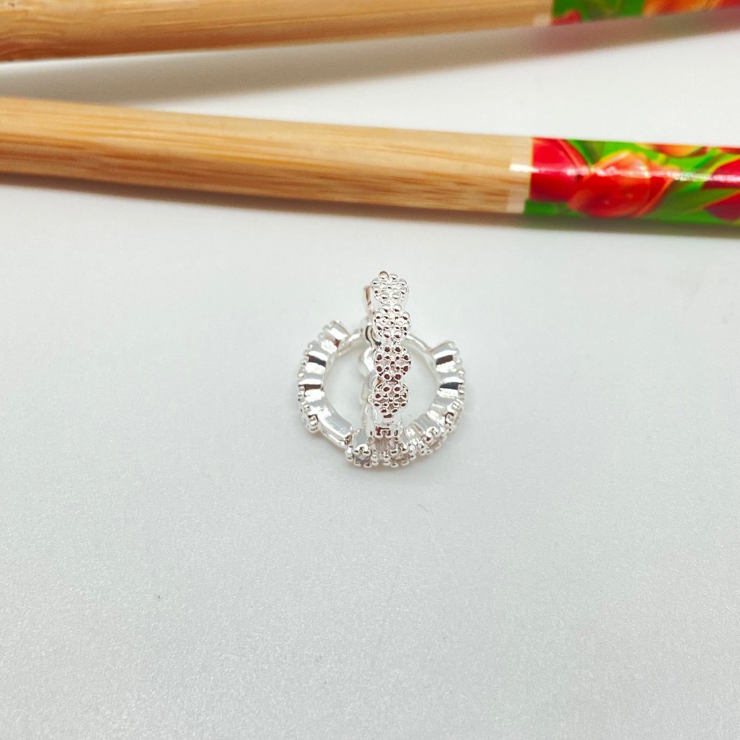 XP249 Aro Argolla de Presión 6 Circones Circón Cristal y 4 Mini Flores posteriores  Bordes Rutilados diá. 15 mm Ancho 3 mm Aro Baño Plata
