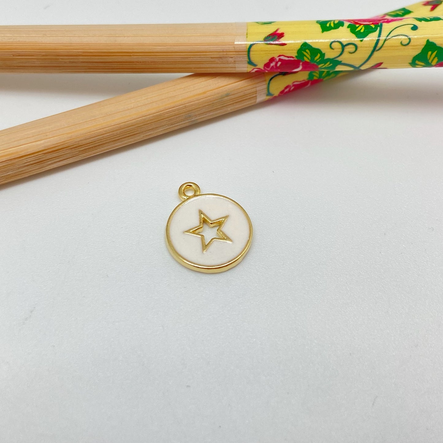 FO1024 Colgante medalla estrella calada con resina color dia. 12 mm mas argollita Figura Baño Oro