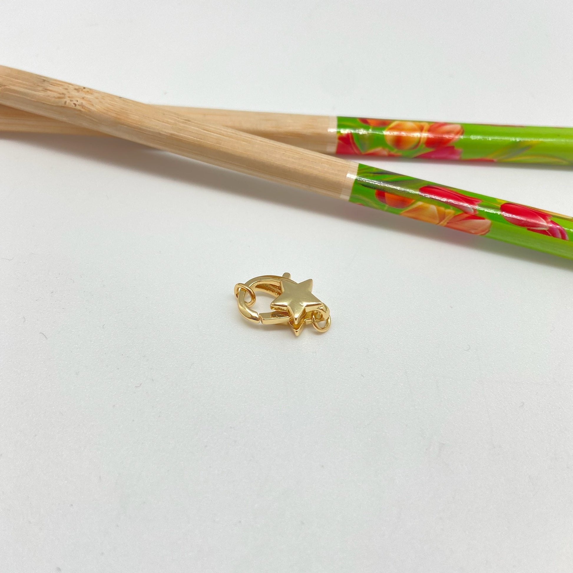 AO113 Mosquetón Estrella 8 x 16 mm Estrella 8 mm espesor 6 mm con 2 argollitas Accesorio Baño Oro Accesorios Bañados hecho de Bronce Bañado en Oro 18K Joyas Bañadas en Oro