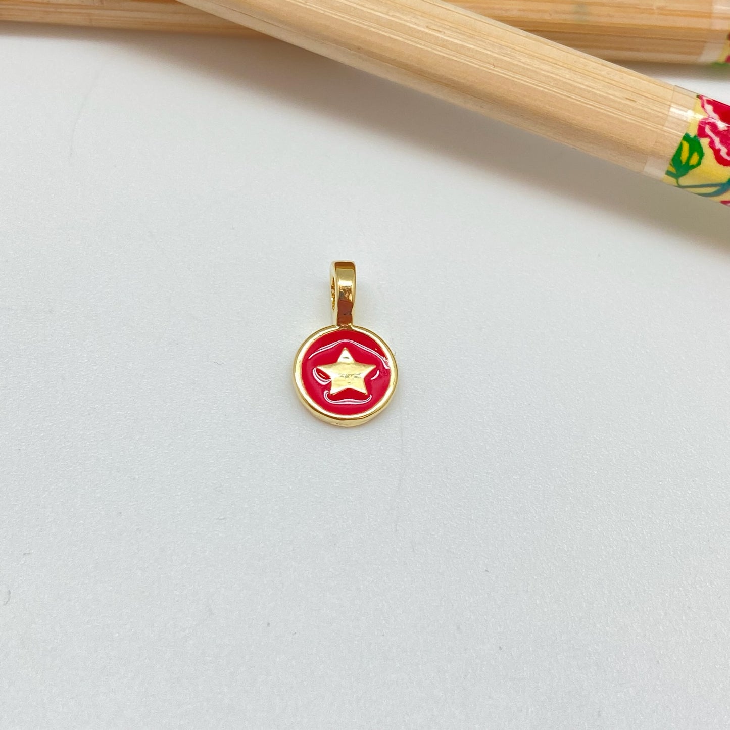 FO1023 Colgante medalla estrella en relieve con resina color dia. 7 mm mas valier fijo 4 mm perforación 3 mm Figura Baño Oro