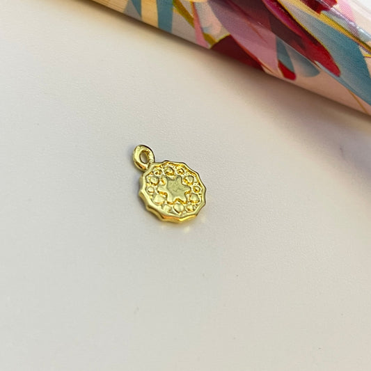 FO1018 Colgante mini mandala borde irregular estrella estampada dia. 6 mm más argollita Figura Baño Oro