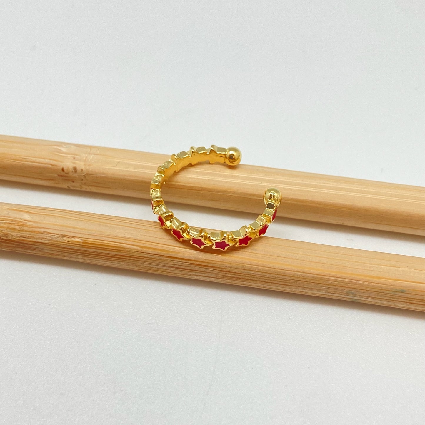 WO62 Anillo Ajustable Estrellas con resina color Dia. 18 mm ancho 3 mm Anillo Baño Oro
