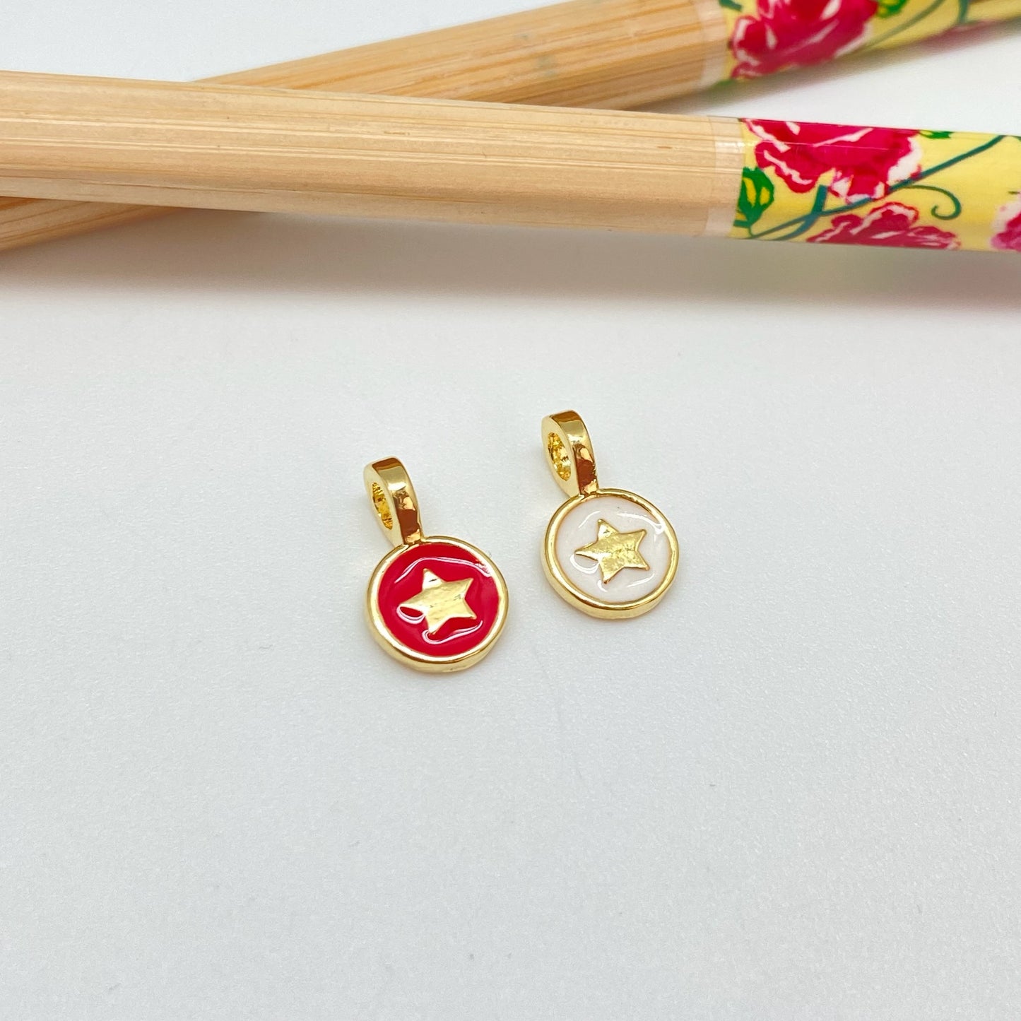 FO1023 Colgante medalla estrella en relieve con resina color dia. 7 mm mas valier fijo 4 mm perforación 3 mm Figura Baño Oro
