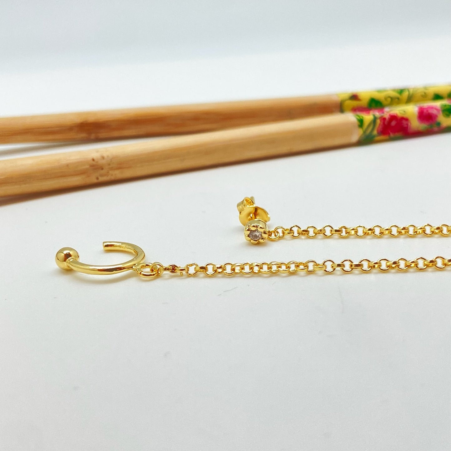 XO303 Cuff argollita con 1 bolita y aro punto de luz 4 mm borde rutilado unidos por cadena de 18 cm largo Aro Baño Oro