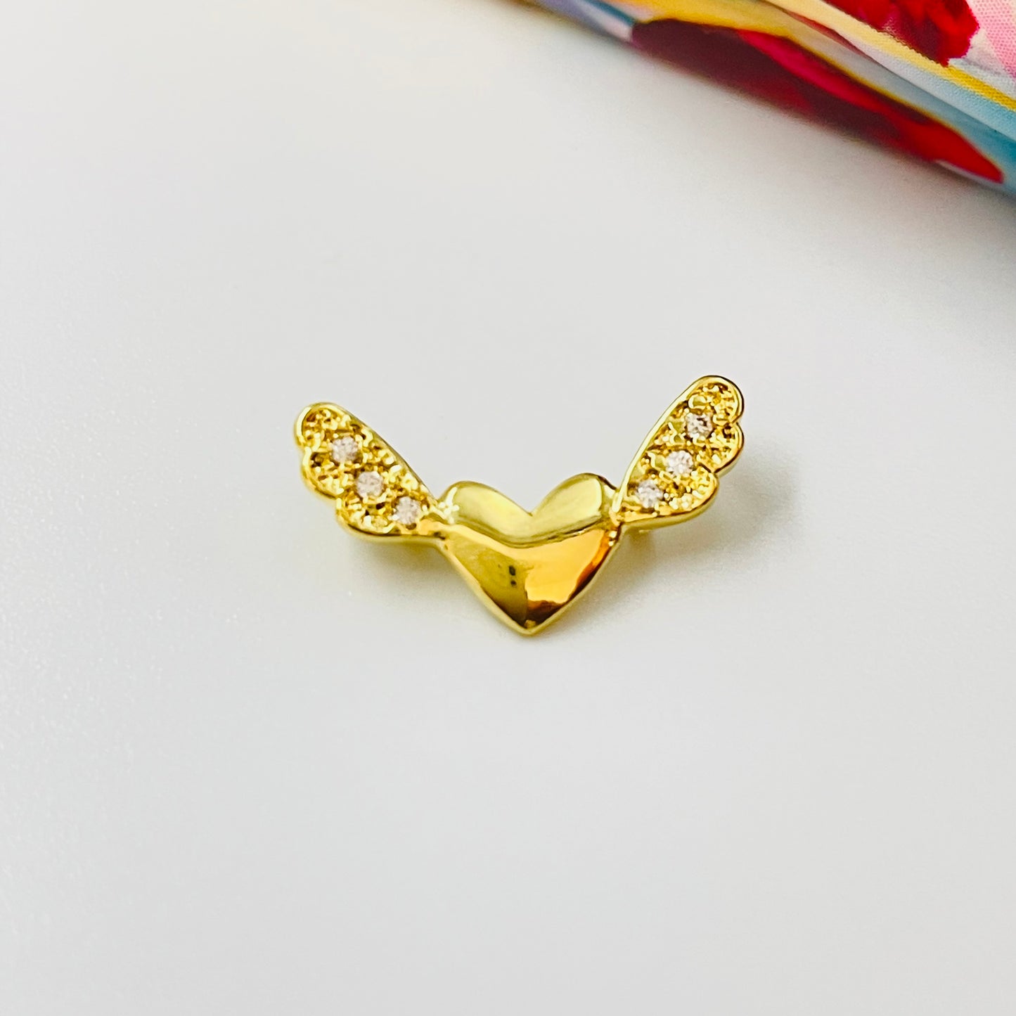 FO911 Colgante Corazón con alitas con circones argollitas por atrás para pasar 10x16 mm Figura Baño Oro