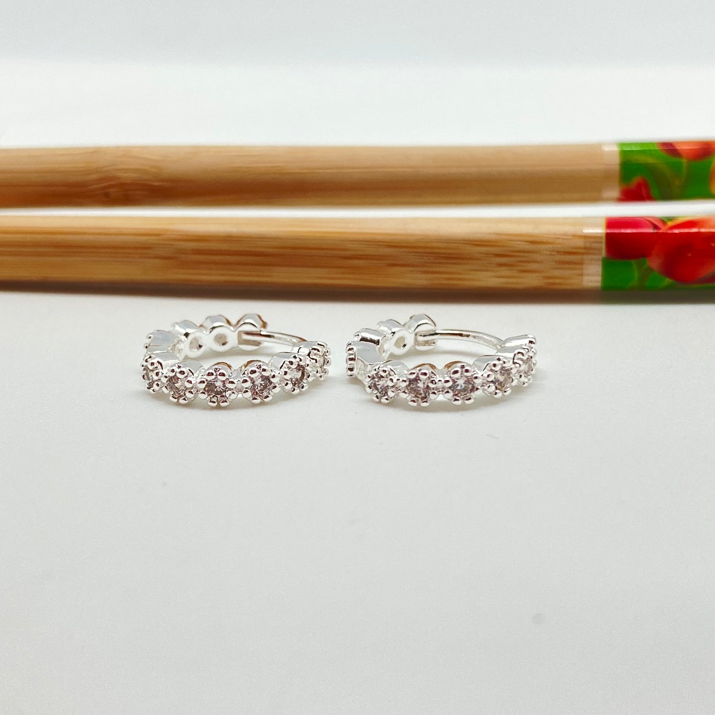 XP249 Aro Argolla de Presión 6 Circones Circón Cristal y 4 Mini Flores posteriores  Bordes Rutilados diá. 15 mm Ancho 3 mm Aro Baño Plata