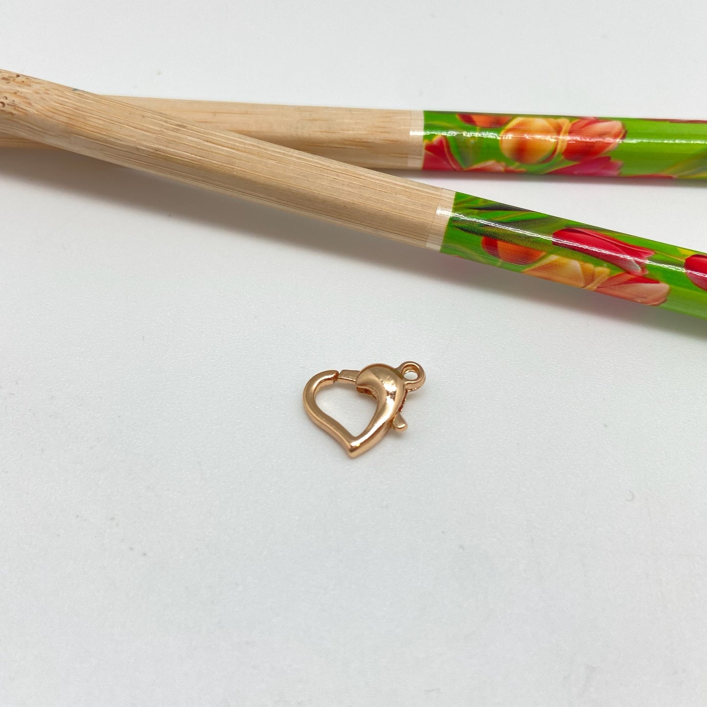 AO111 Mosquetón Corazón 10 mm más argollita Accesorio Baño Oro Accesorios Bañados hecho de Bronce Bañado en Oro 18K Joyas Bañadas en Oro
