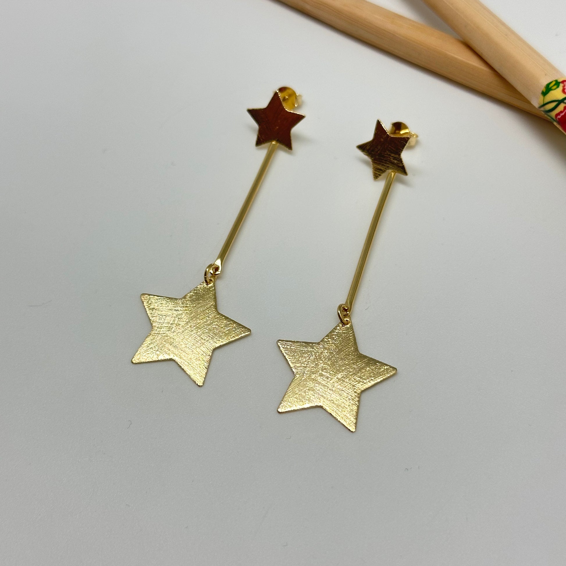 XO312 Aro base estrella y palito con colgante estrella base 12 mm palito 35 mm estrella colgante 22 mm Largo total 65 mm Aro Baño Oro Aros Bañados hecho de Bronce Bañado en Oro 18K Joyas Bañadas en Oro