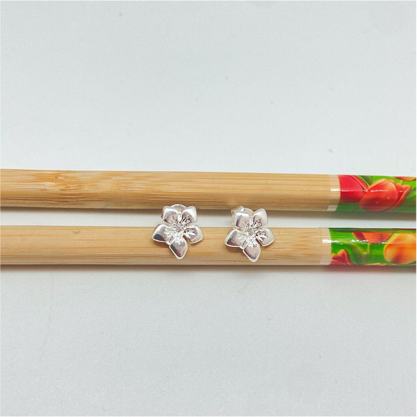 XP281 Aro flor con petalos y 1 circón en el centro 10 mm Aro Baño Plata Aros Bañados hecho de Bronce Bañado en Plata 50 ml Joyas Bañadas en Plata
