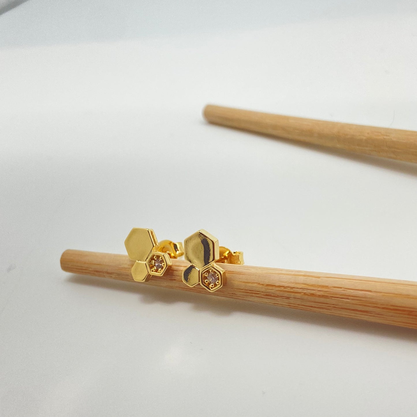 XO247 Aro Rombos y Circón 7x10 mm Aro Baño Oro