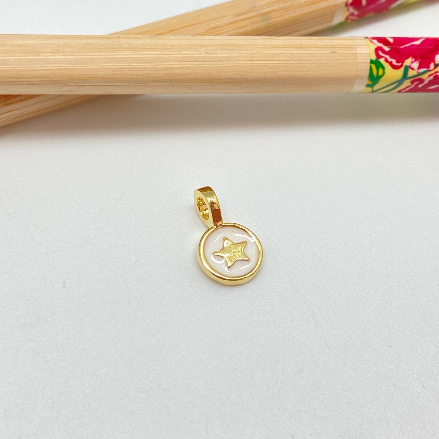 FO1023 Colgante medalla estrella en relieve con resina color dia. 7 mm mas valier fijo 4 mm perforación 3 mm Figura Baño Oro