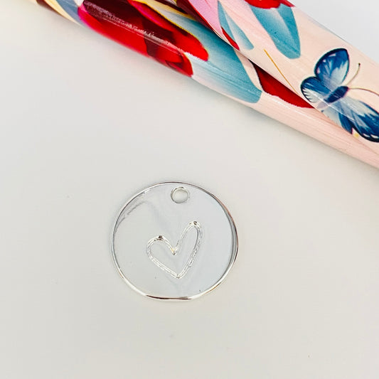 FP901 Colgante Redondo con Corazón estampado 15 mm Figura Baño Plata