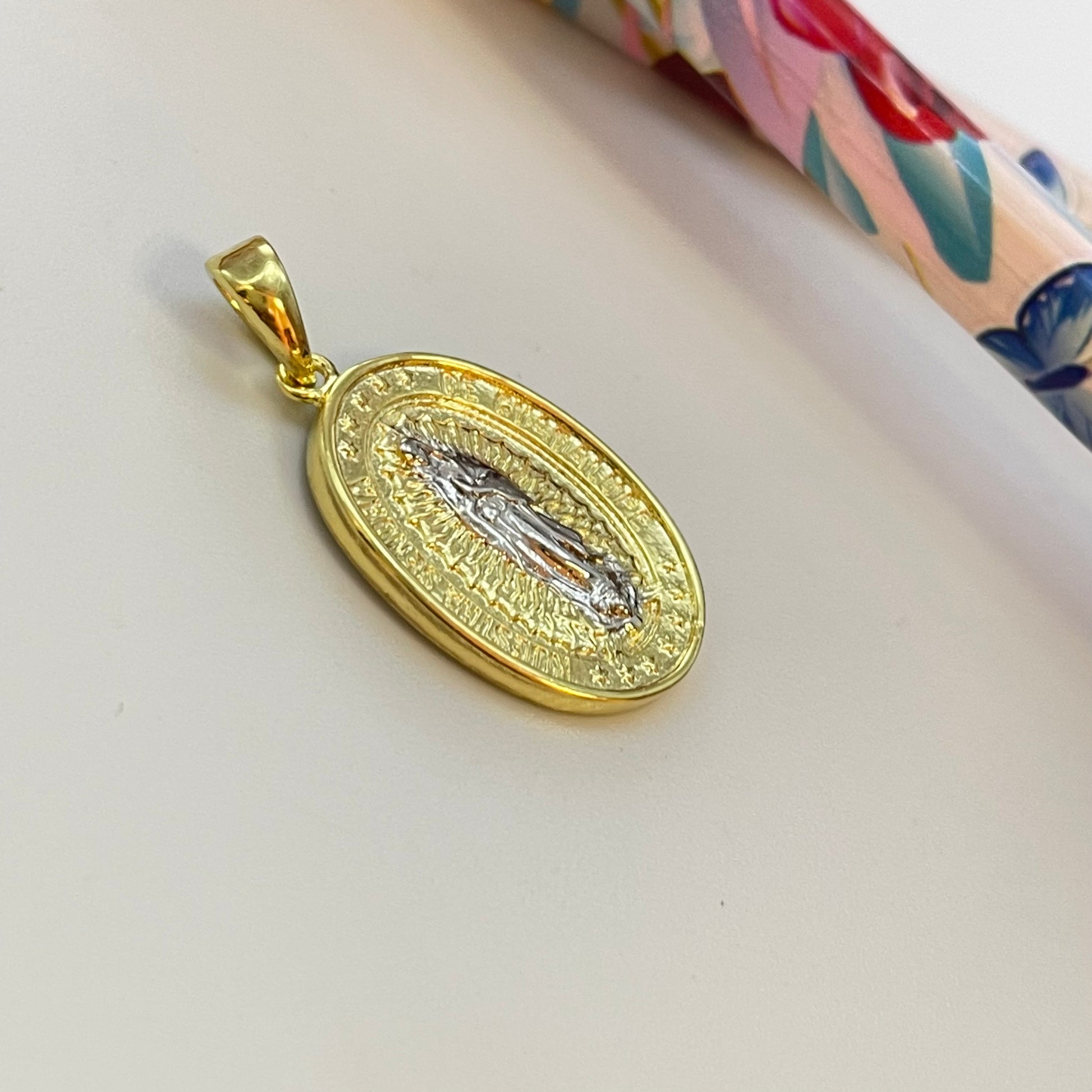 FO1017 Colgante Virgen de Guadalupe imagen rodinada 20 x 9 mm mas valier Figura Baño Oro Figuras Bañadas hecho de Bronce Bañado en Oro 18K Joyas Bañadas en Oro
