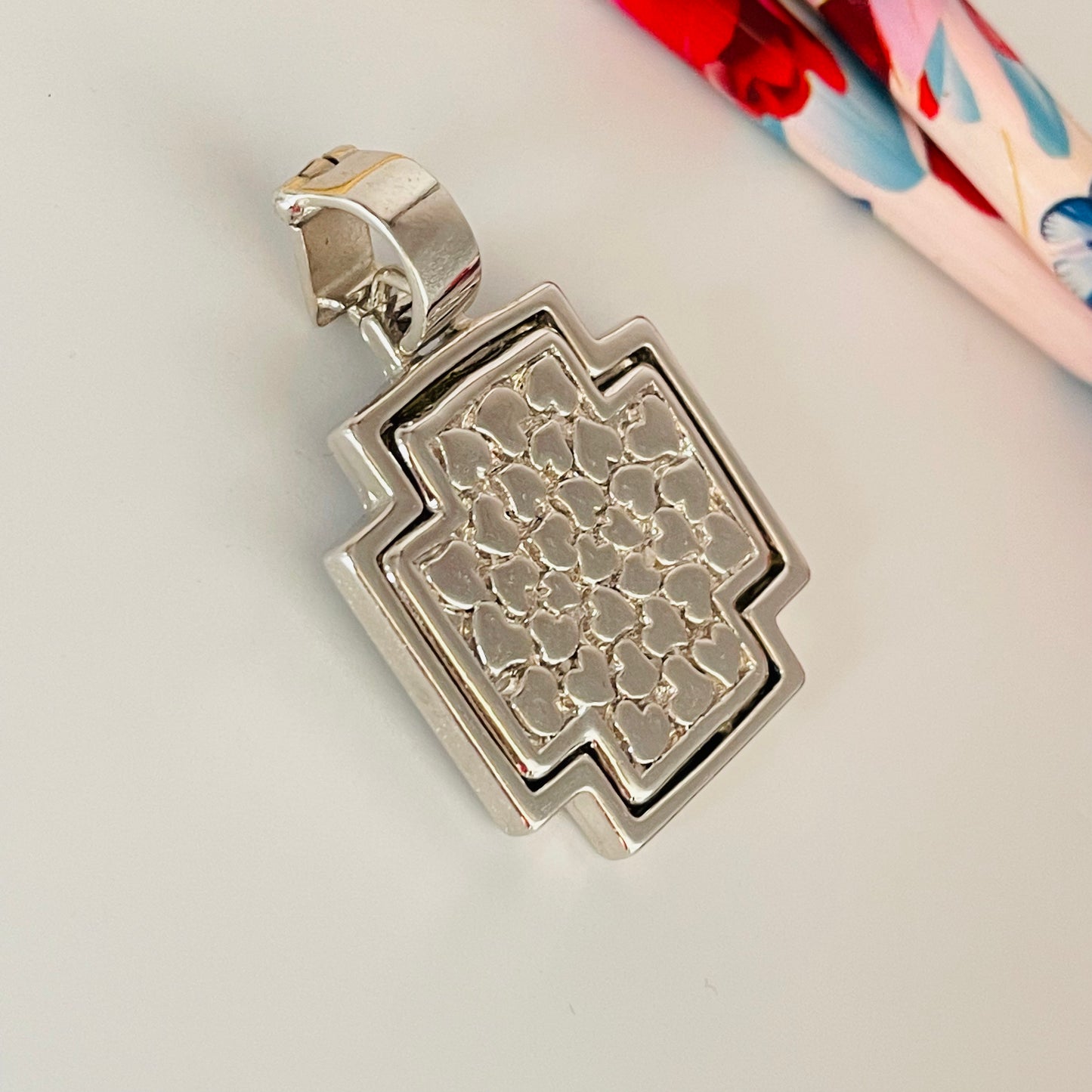 FP06 Colgante Cruz del Equilibrio con corazones estampados 27 mm mas valier Figura Baño Plata
