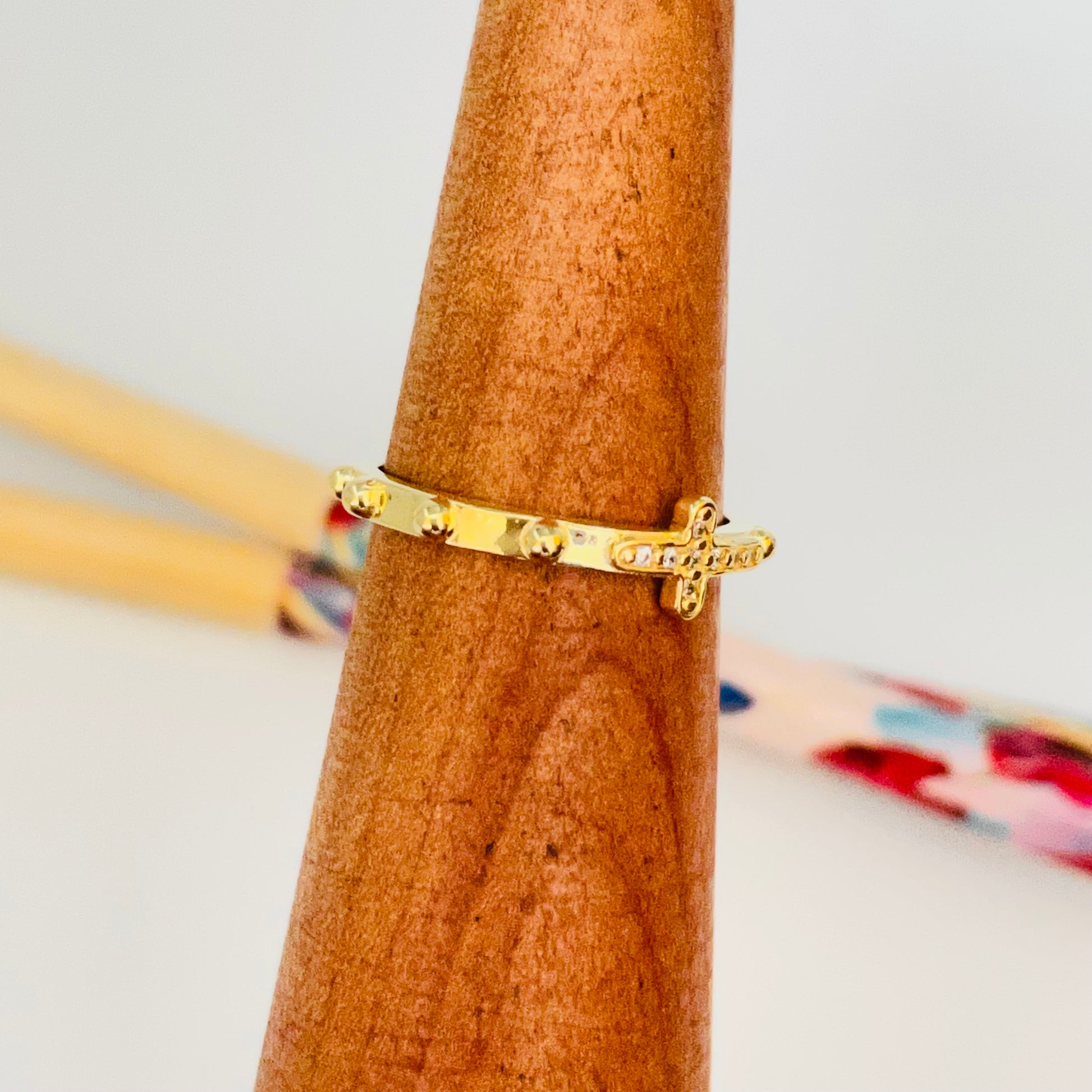 WO42 Anillo Denario con Cruz con Circones de 10x6 mm Argolla de 10 mm Anillo Baño Oro Anillos Bañados en Oro y Plata hecho de Bronce Bañado en Oro 18K Joyas Bañadas en Oro