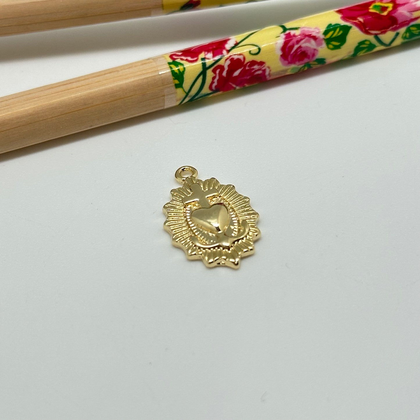 FO1028 Colgante Detente con cruz en relieve borde irregular 17 x 12 mm mas argollita Figura Baño Oro
