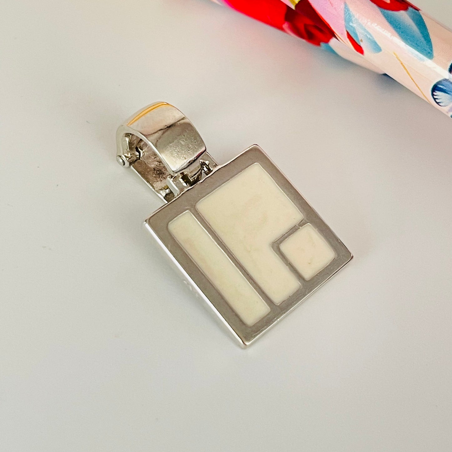 FP20 Colgante Resina Color Hueso cierre Bulgari 17x17 mm mas valier Baño Plata