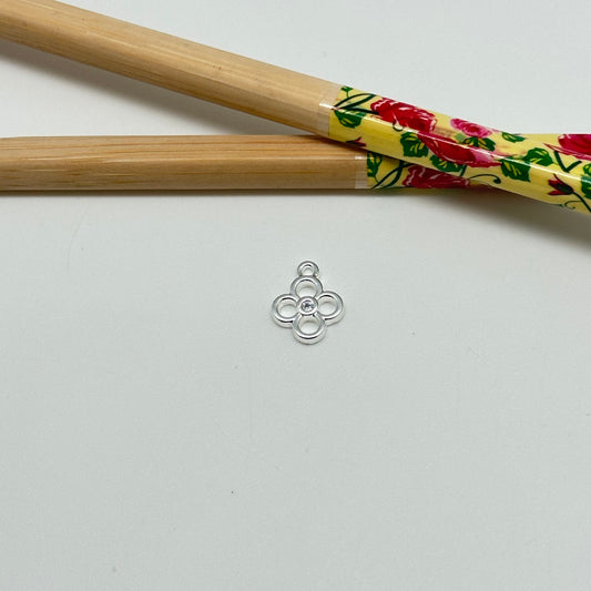 FP1032 Colgante Flor calada 4 petalos un mini circon central 10 mm mas argollita Figura Baño Plata