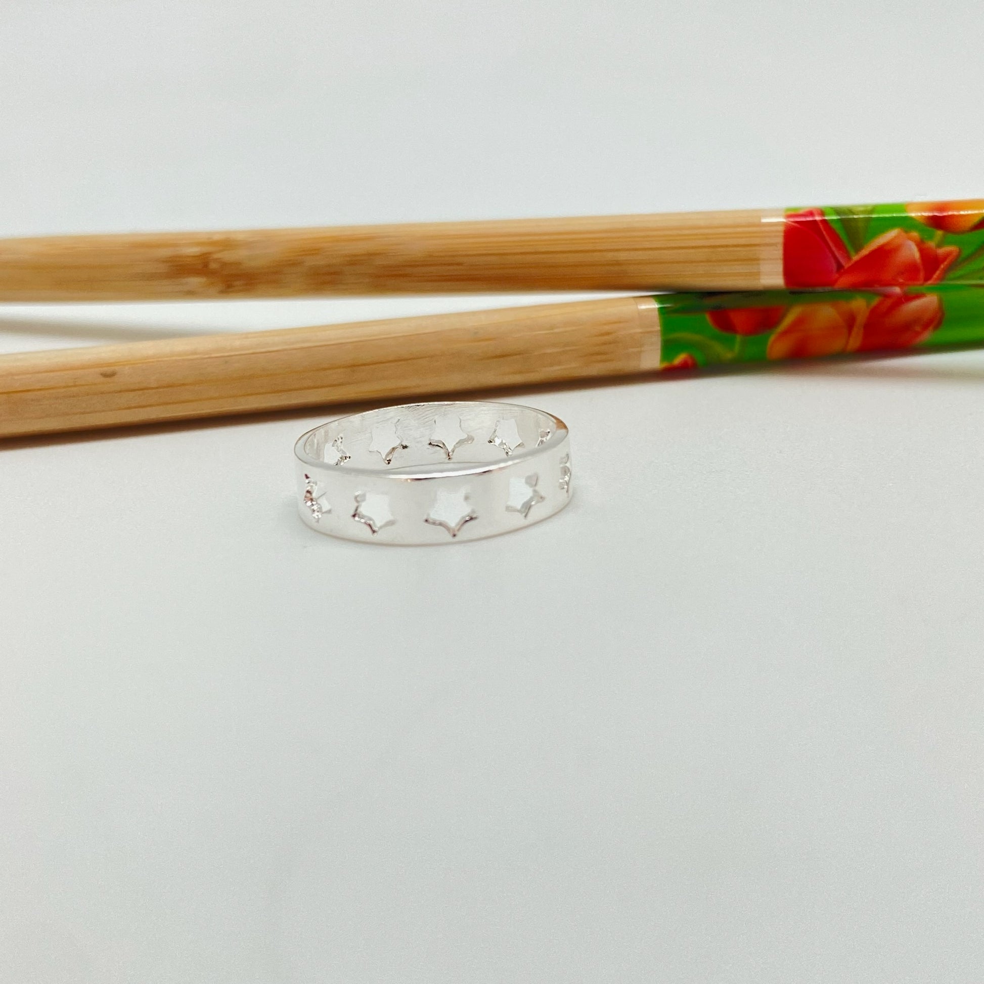 WP60 Anillo Estrellas caladas Ancho argolla 6 mm Anillo Baño Plata Anillos Bañados hecho de Bronce Bañado en Plata 50 ml Joyas Bañadas en Plata