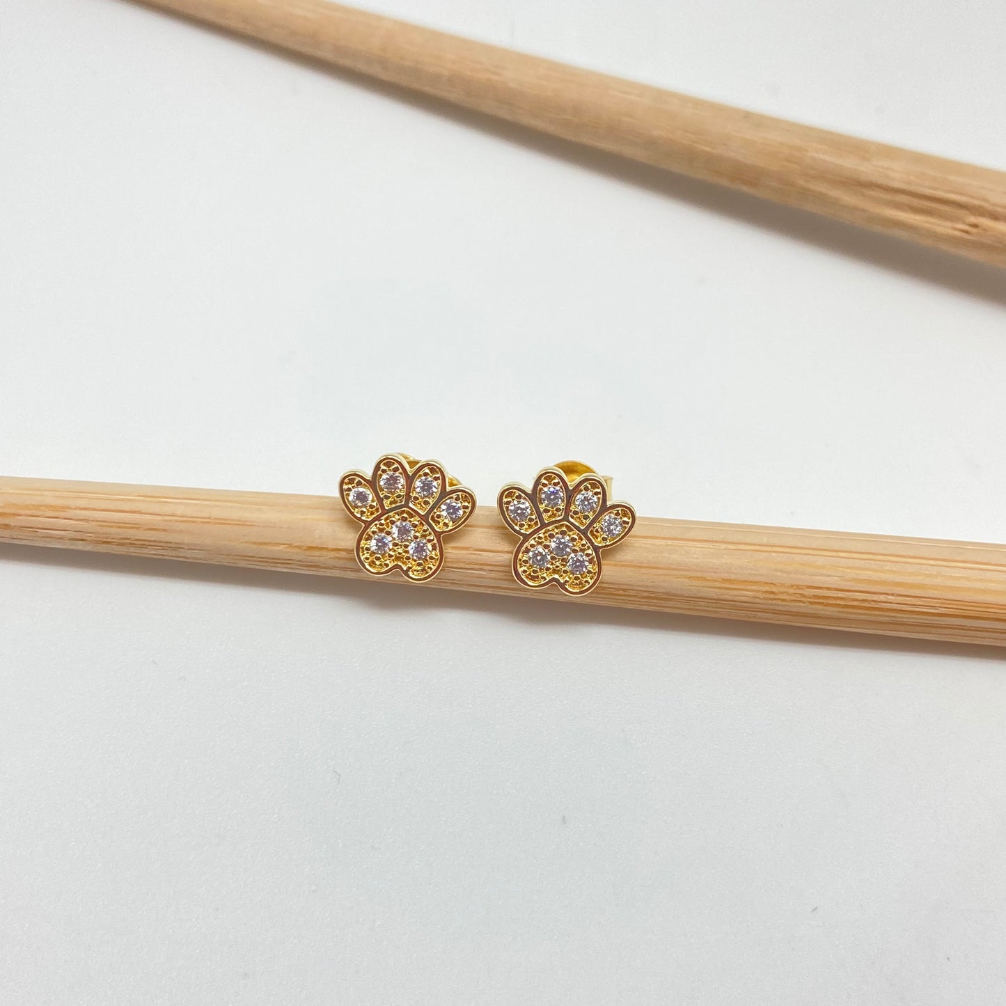 XO246 Aro Patita de Perro con Circones 10x10 mm Aro Baño Oro