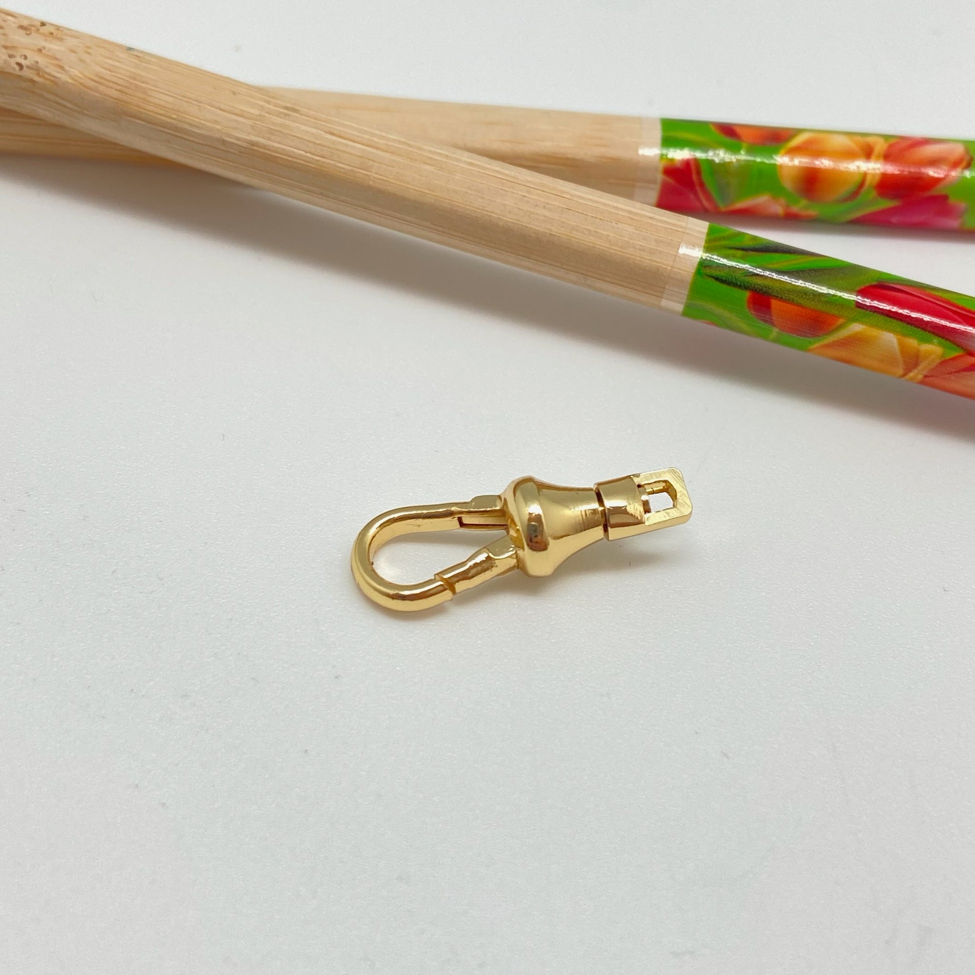 AO110 Broche tipo Boya 20 mm más argolla Accesorio Baño Oro Accesorios Bañados hecho de Bronce Bañado en Oro 18K Joyas Bañadas en Oro