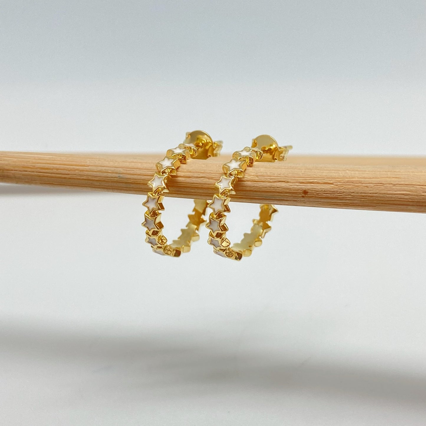 XO302 Aro Argolla Estrellas con resina color Dia. 15 mm ancho 3 mm Aro Baño Oro