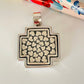 FP06 Colgante Cruz del Equilibrio con corazones estampados 27 mm mas valier Figura Baño Plata